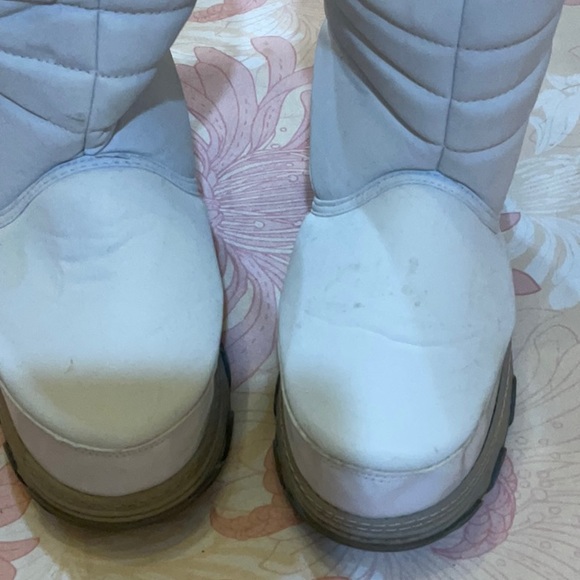 Khombu white chunky snow boots, size 7. - Picture 5 of 6
